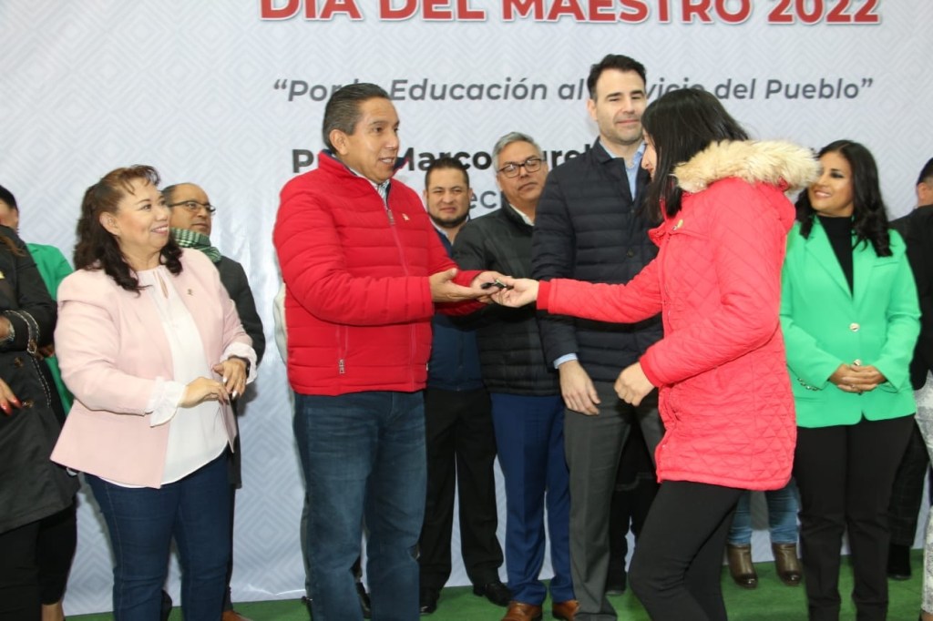 Marco Aurelio, líder del SMSEM entregó autos nuevos a&nbsp;maestros