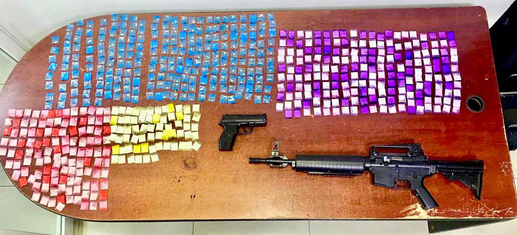        En el inmueble también fueron halladas dos réplicas de arma de fuego.