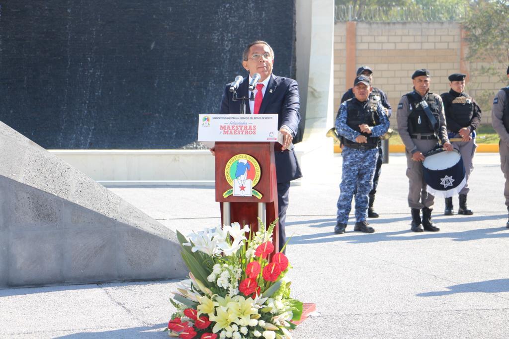 El líder del SMSEM reconoció el respaldo del Ejecutivo mexiquense para concretar el estímulo económico con motivo del Día del Maestro.