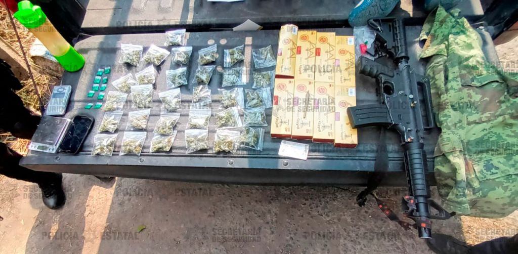 Policías lo detienen con replica de ametralladora y droga en&nbsp;Tenancingo