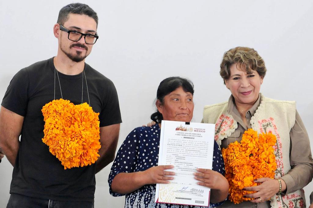 Palabra cumplida, gobernadora Delfina Gómez entrega documentos&nbsp;agrarios