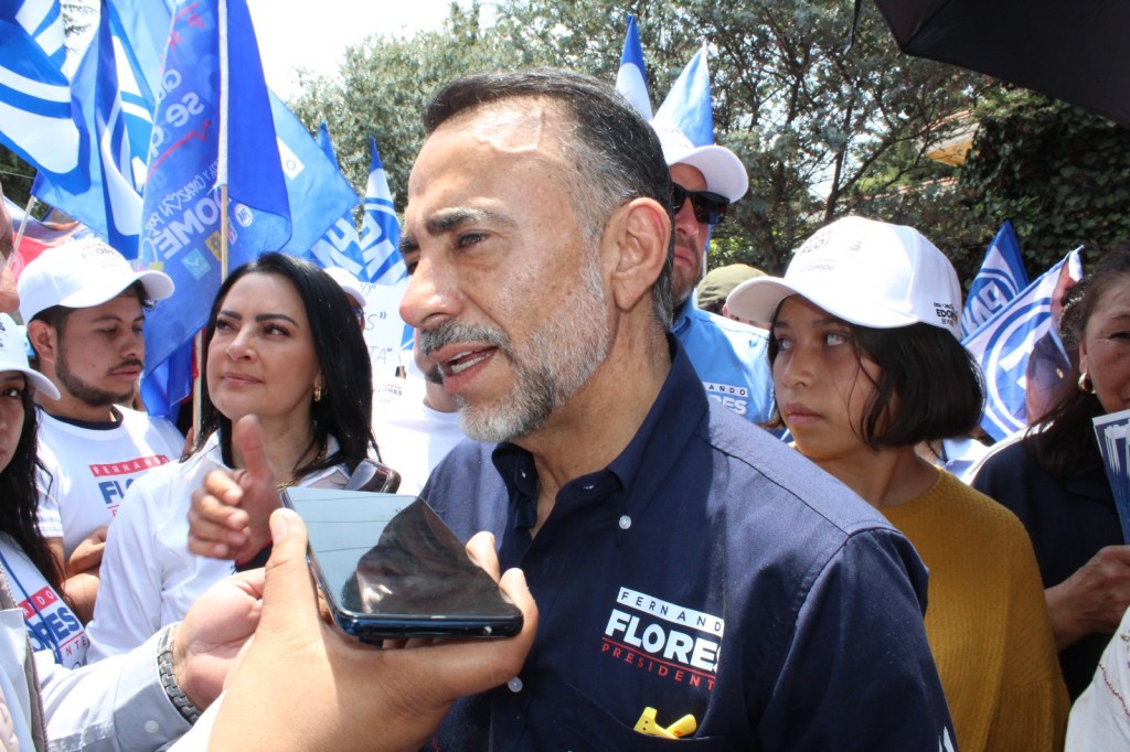 Fernando Flores escucha y precisa sus propuestas a la&nbsp;población