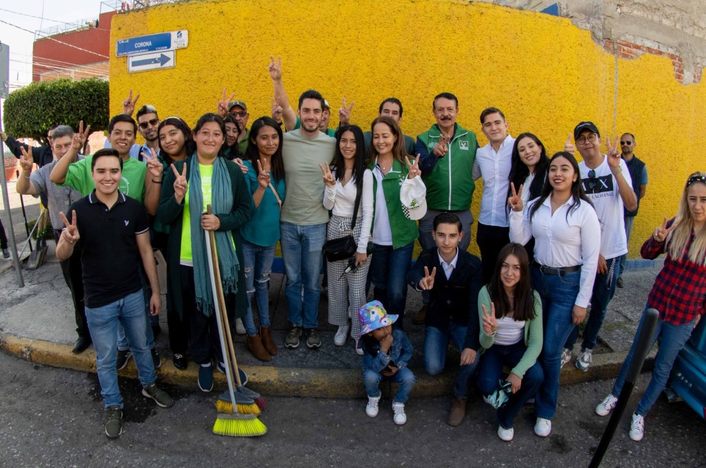 El Partido Verde Ecologista de México (PVEM) y el tiktoker Rubén Arenzana retoman acciones de bacheo utilizando un asfalto ecológico en todo el Estado de México.