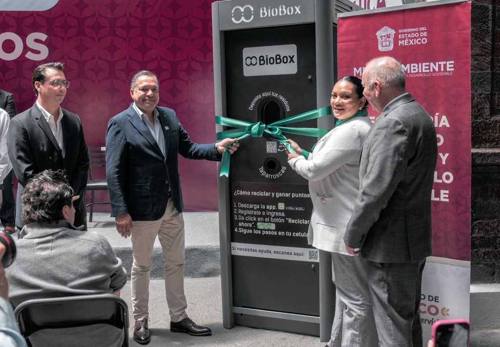 Apuesta Ricardo Moreno a un futuro más verde, con la primera máquina inteligente de&nbsp;reciclaje