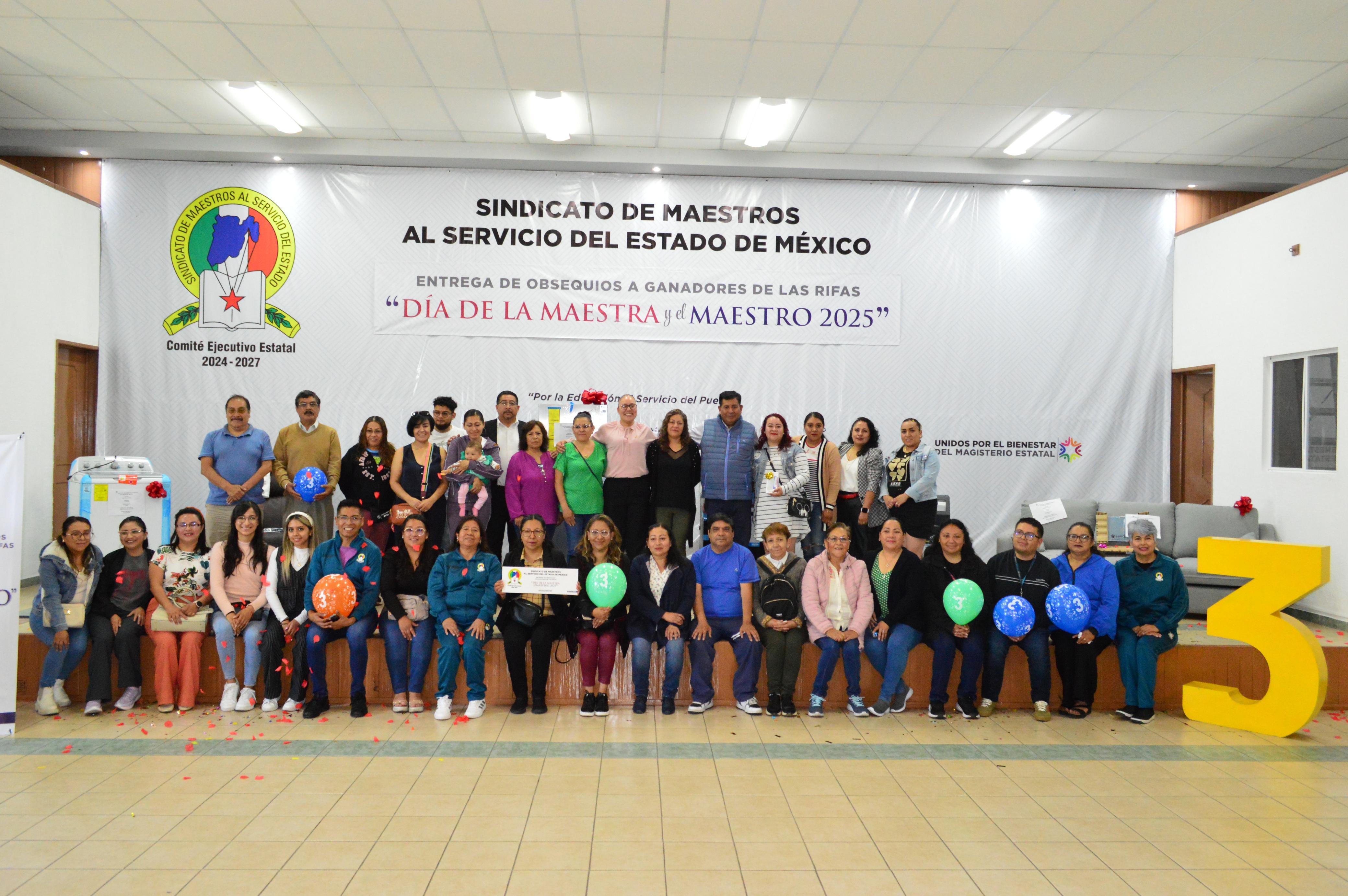 El Secretario General del SMSEM formaliza la entrega de premios del Día del Maestro&nbsp;