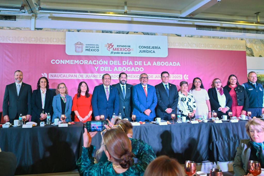 Francisco Vázquez Presidente de la JuCoPo en el Congreso Local, asiste a la ceremonia del Dia del&nbsp;Abogado