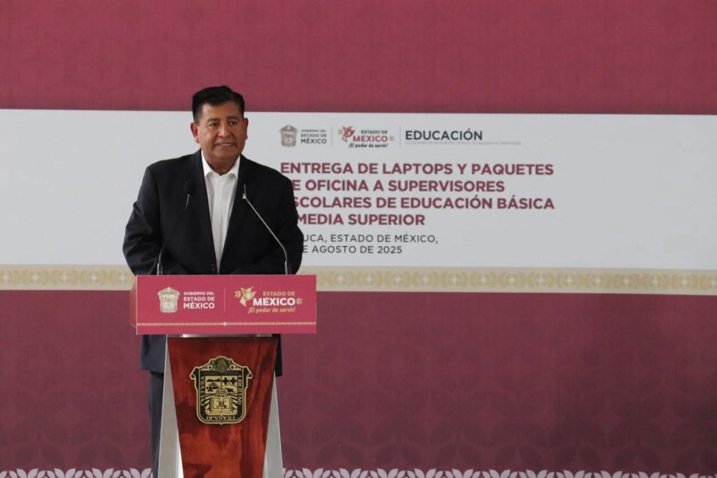 Jenaro Martínez reconoce el compromiso de la Gobernadora; entregó equipos de cómputo a Supervisores Escolares 