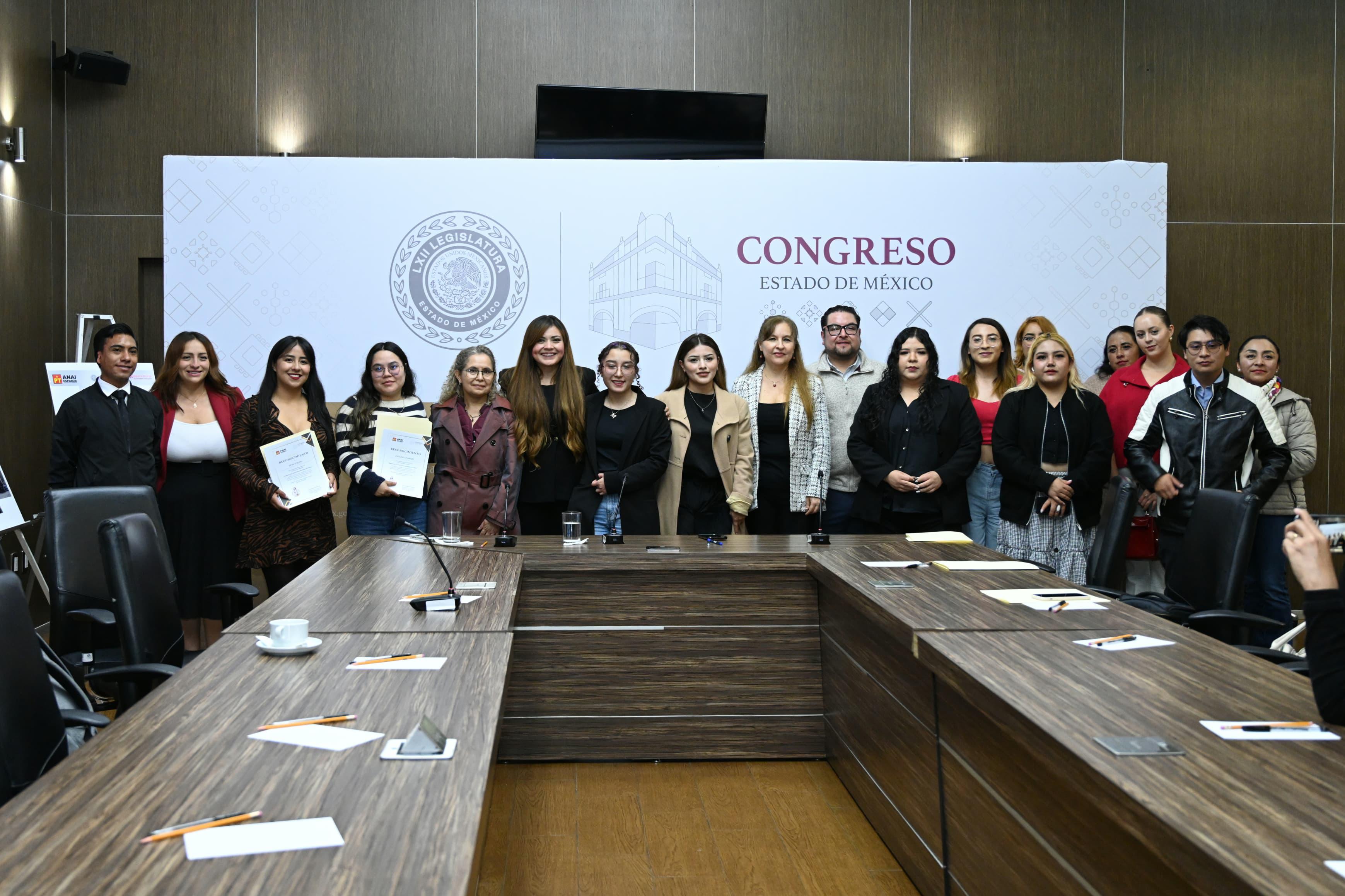 Visibiliza Anai Esparza a mujeres en política con exposición