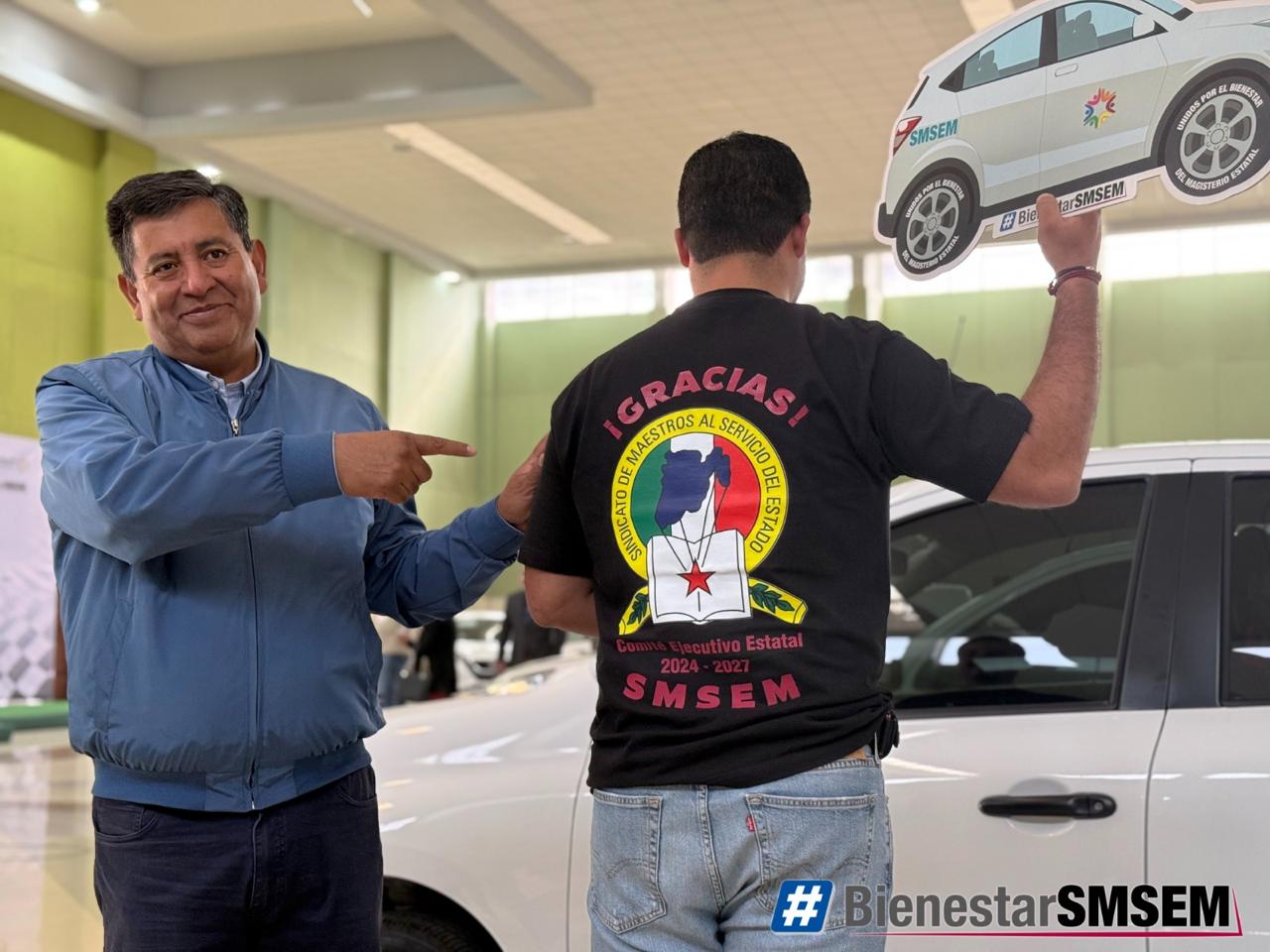 Un auto… regalazo a 125 maestras y maestros del SMSEM por su día