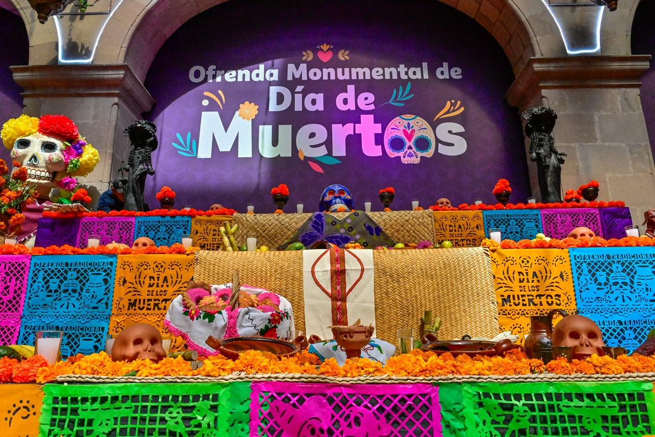Gobernadora Delfina Gómez honra a pueblos originarios del Edoméx con Ofrenda Monumental en Palacio de Gobierno