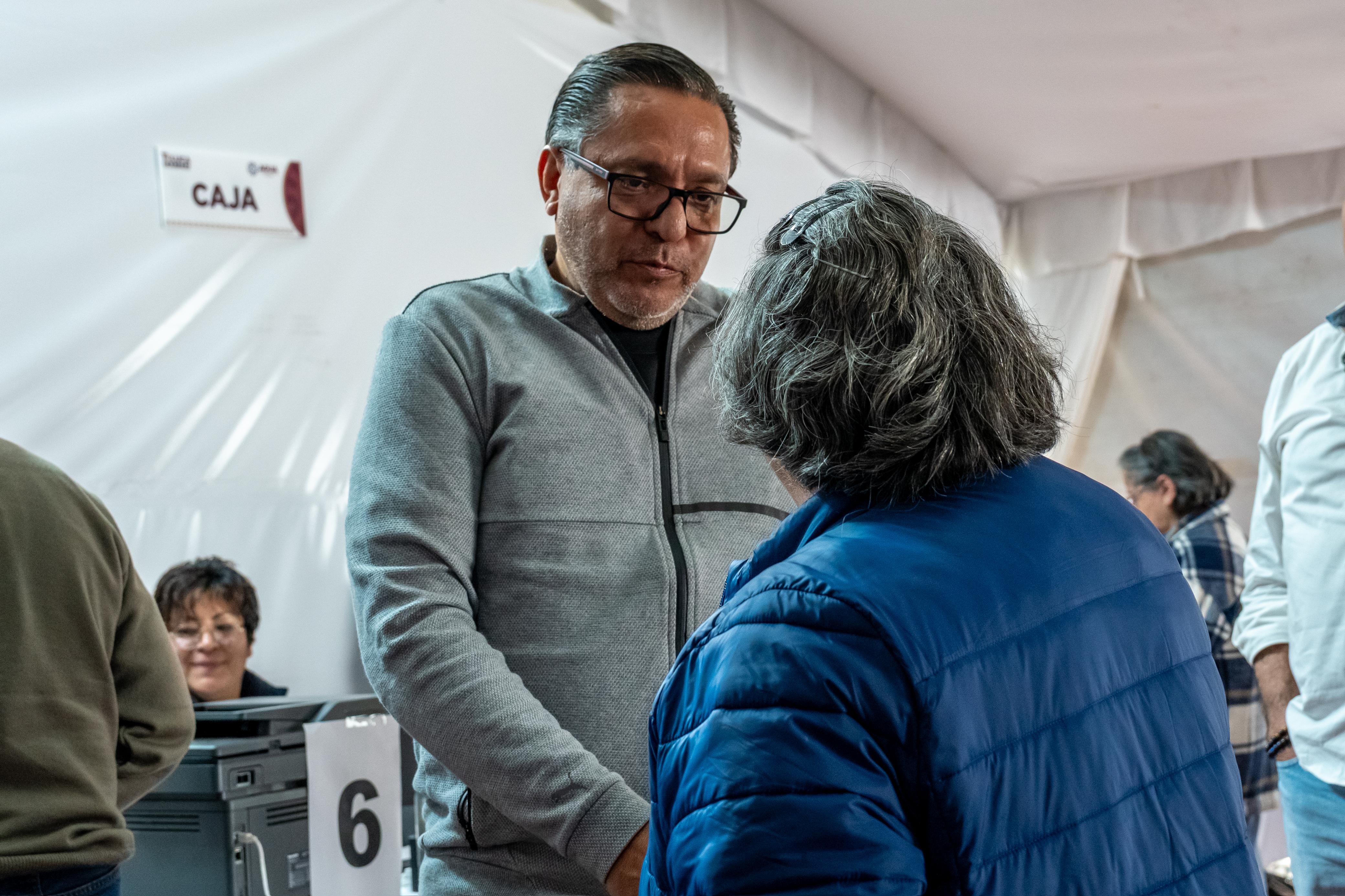 Alcalde realiza su pago de agua y predial; pide a población realizar su contribución
