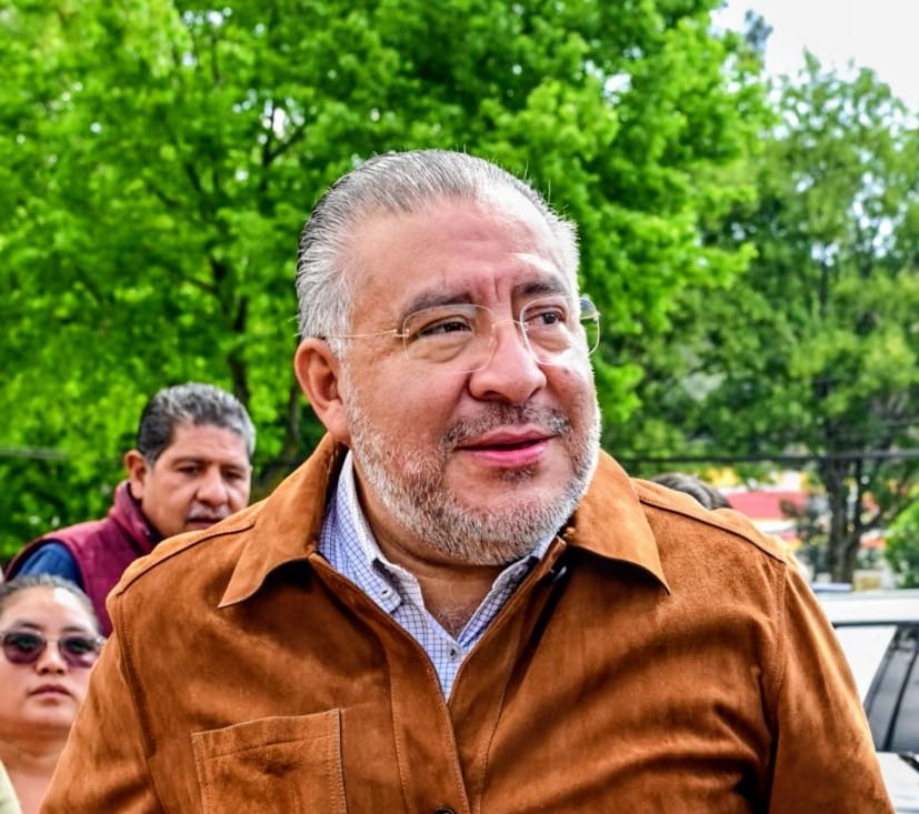 Muy apurado Horacio Duarte, ahora entregando apoyos al campo