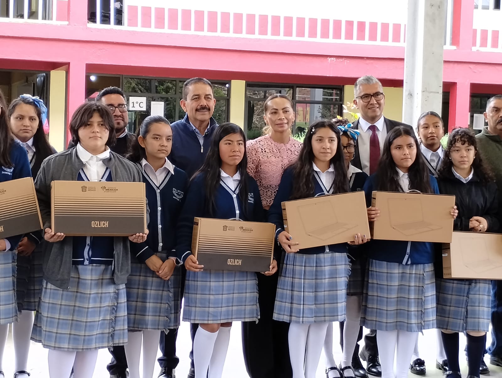 Laptops abren el ciclo escolar en Mexicaltzingo con llamado a formar estudiantes para el futuro